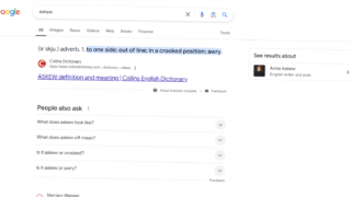 Googleで「斜め」と検索すると？画面に影響を与えるGoogleの面白い仕掛けとは？ 映画やゲームなど、その作品に関連性のあるものなどが、開発者の遊び心で様々な隠し要素として散りばめられている、俗に言う「イースターエッグ」。気づけると楽しい気持ちになるこの「イースターエッグ」ですが、実は皆さんが日常的に使うサービスにもこれらがあるのをご存知でしょうか？今回は、世界でもトップクラスの検索サイト「Google」の隠しコマンドについて紹介していきます。 ブラウザ上での遊び心 Googleには様々な「隠しコマンド」が存在します。なかには遊び心満載のものや、ブラウザ上でできるゲーム、その他にも便利ツールや日常に必要な情報など、幅広いものが存在します。今回はその中から、ユーザーを楽しませてくれる遊び心満載のものを紹介していきます。 検索結果が斜めに？ Googleで「斜め」または「askew」と検索すると、検索結果が斜めになって表示されます。すごく斜めになるかと思えば、違和感しか覚えないその微妙な斜めさには戸惑いを隠せないかもしれません。なぜこの微妙な斜めなのかは分かりませんが、こういった小さな遊び心が散りばめられているのは面白いですよね。 斜め90度に？ 斜めになるのであれば、斜め90度にもなるのではないかと思ったそこのあなた。実は斜め90度にはなりません。なぜならないのかは定かではありませんが、もしかしたら単純すぎるのでしょうか。 360度回転 角度の隠しコマンドを紹介しましたが、90度はできないけど、360度は可能なのでしょうか？結論は「可能」です。Googleで「一回転」または「do a barrel roll」と検索すると検索結果が一回転して表示されます。これはこれで面白い隠しコマンドですが、45度と90度がないのは意外ですよね。 隕石も降ってくる？ Googleで「隕石」と検索してみると、検索結果の画面の左上から隕石が降ってきます。しかも、ただ落ちていくだけでなく、画面を横切った数秒後、と隕石が地面に落下して地響きが起こるように、検索結果の画面がグラグラと揺れるアニメーションが楽しめます。このアニメーション演出が楽しくて、ついつい思い出して検索してしまいますね。 春を感じる隠しコマンド Googleで「桜」と検索すると検索ページの上部もしくは右側にナレッジパネルが表示され、その中に一際目立つ桜の画像が表示されます。桜の花の後ろに桜の花びらが舞っているアニメーションが付けられた小さな画像をクリック／タップすると、検索画面いっぱいに桜吹雪が舞い散る仕様になっています。春にしか観ることの出来ない風景ですが、風情があって、良い隠しコマンドですよね。 アルミの棒？ Googleで「フェスティバス」または「Festibvus」と検索すると、アルミの棒が画面の左側に表示されます。ちなみにフェスティバスとは12月23日に設定されている架空の祭日で、クリスマスを祝わない人のための祭りともいわれています。そういった人達は、クリスマスツリーの代わりにアルミの棒を飾るそうです。 フィービーブッフェ／Phoene Buffay 世界的に人気となったアメリカのドラマ「フレンズ」。Googleで「フレンズ」に登場するリサ・クドロー演じる「フィービーブッフェ」の名前を検索すると、検索ページの上部もしくは右側にナレッジパネルが表示され、その中に一際目立つギターの画像が表示されます。 そのギターをクリック／タップすると、作中でフィービーが歌う「Smelly Cat（くちゃいねこ）」にちなんで、臭いがモヤモヤしている黒猫がブラウザに登場します。こちらは、フレンズを知っている人にしか分かりませんが、こういった限定的な隠しコマンドも面白いですよね。 トマト祭りとスプラトゥーンで画面を埋め尽くす Googleで「トマト祭り」と検索することで、検索ページの上部もしくは右側にナレッジパネルが表示され、その中にトマトの画像が現れます。そのトマトを押すとブラウザ上でトマトを投げつける事ができ、ブラウザ上であればどこにでもトマトを投げつけることが可能になっています。 同様にGoogleで「スプラトゥーン」と検索することナレッジパネルが表示されブラウザ所でペンキを発射することができ画面所をインクで塗りつぶすことが可能です！ まとめ 今回は、斜め90度などの隠しコマンドについて紹介しましたが、いかがでしたか。ちなみに隠しコマンドの中には日本語では検索結果に出ないものなどもあるようなので様々な国の隠しコマンドを探してみるのも面白いかもしれませんね。ちなみに私のお気に入りはトマト祭りの隠しコマンドです。